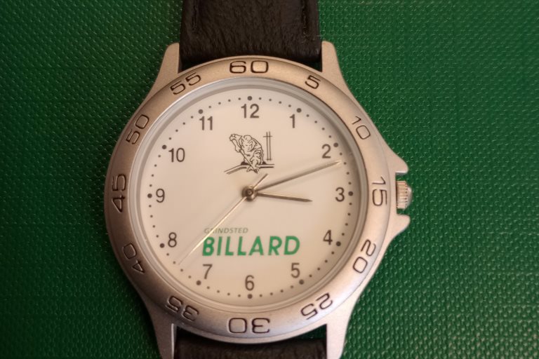 Billard-ur i tidsløst design og med ægte læderrem
